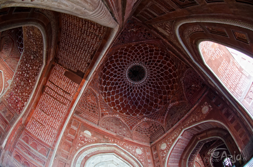 Wnętrze meczetu obok Taj Mahal